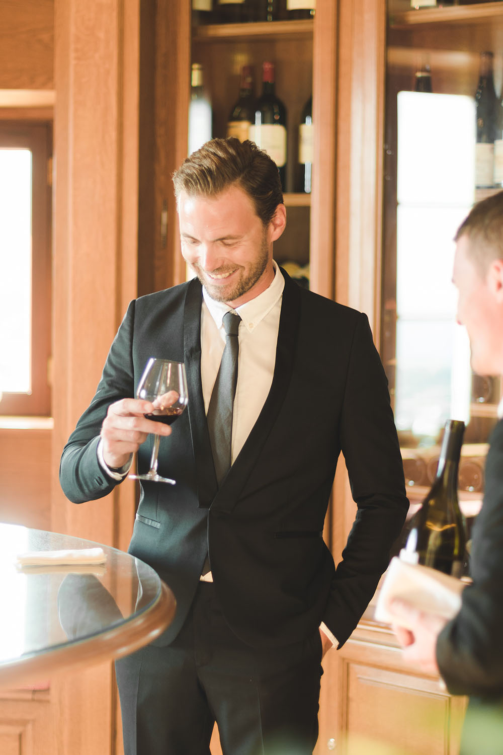 le marié bois un verre de vin rouge